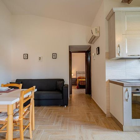 Appartamento Trilocale Le Canne 4 Posti Letto Con Giardino E Posto Auto Privato 산테오도로 외부 사진