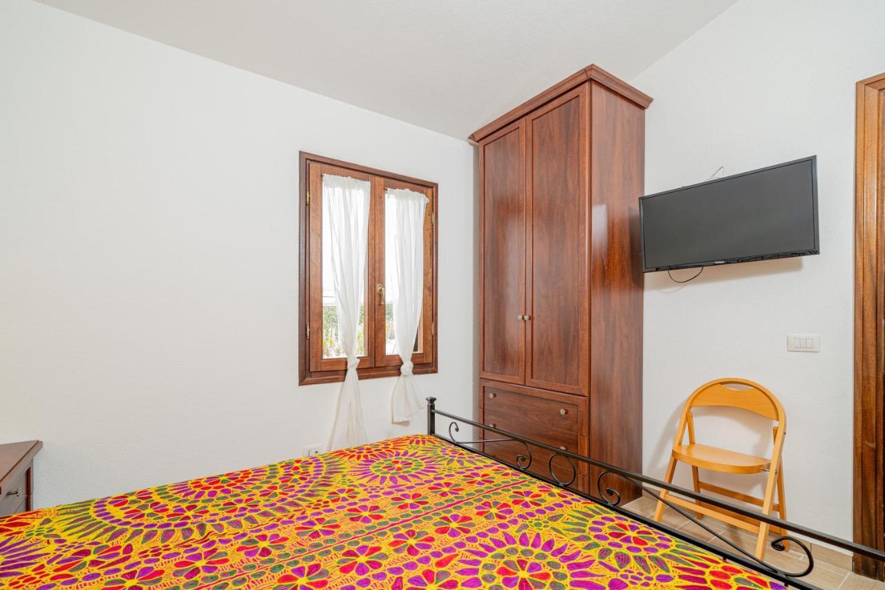 Appartamento Trilocale Le Canne 4 Posti Letto Con Giardino E Posto Auto Privato 산테오도로 외부 사진